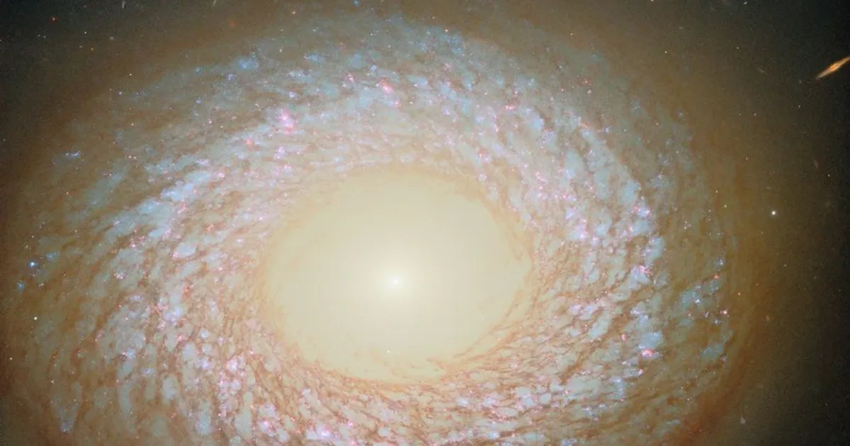 NASAが6700万光年先の”謎の銀河”新画像を公開｜ハッブル宇宙望遠鏡